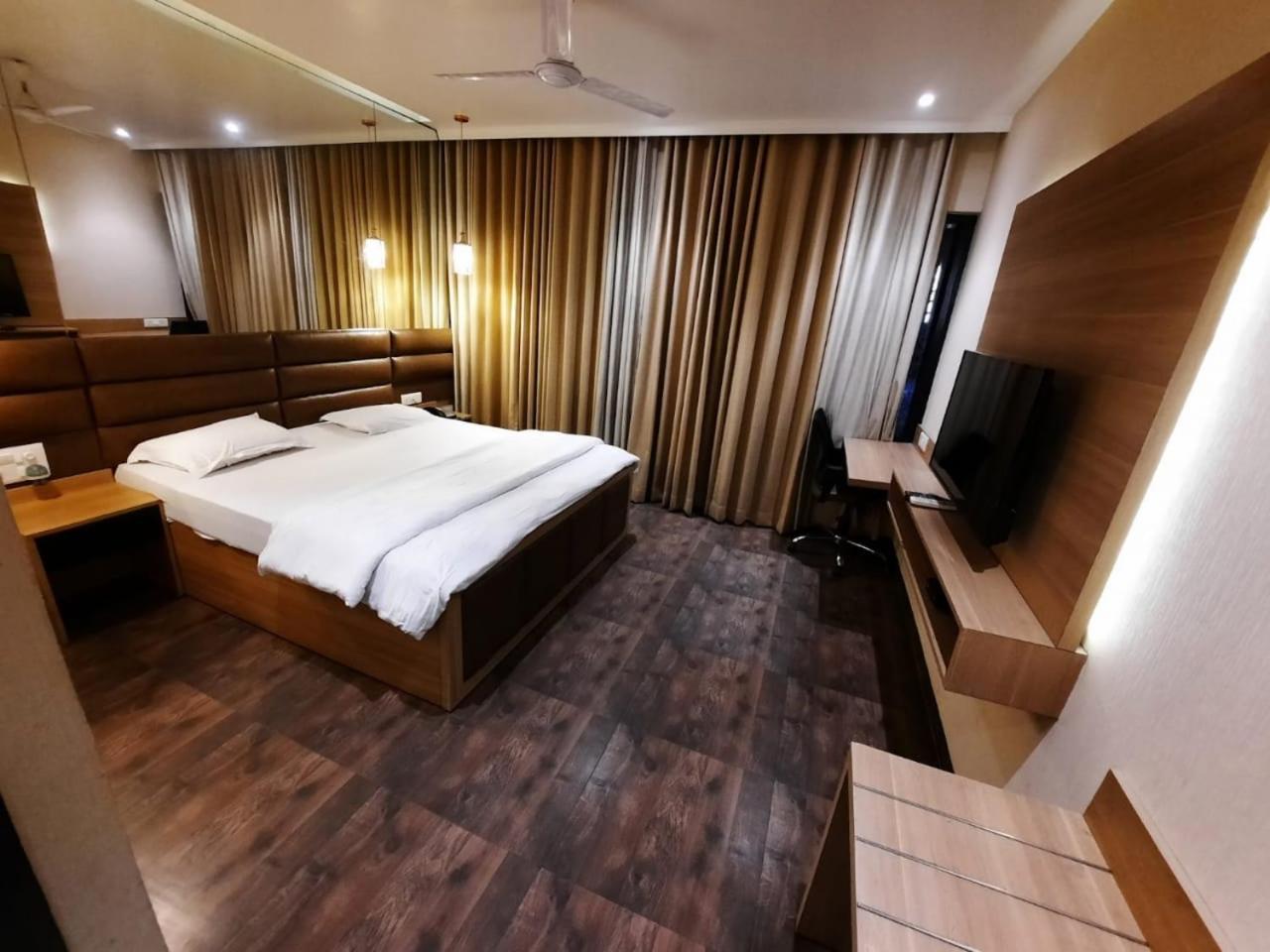Solitaire Hotel New Delhi Exteriör bild