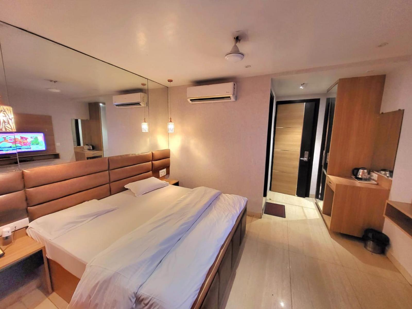 Solitaire Hotel New Delhi Exteriör bild