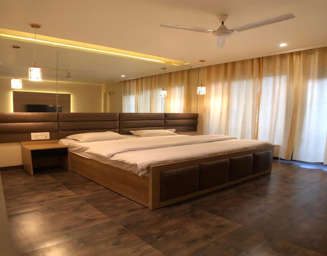 Solitaire Hotel New Delhi Exteriör bild